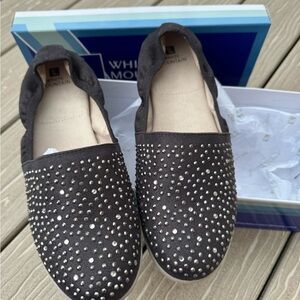 White Mountain Slip-on Shoe. Blingy Front make these shoes stand out. Size 10M